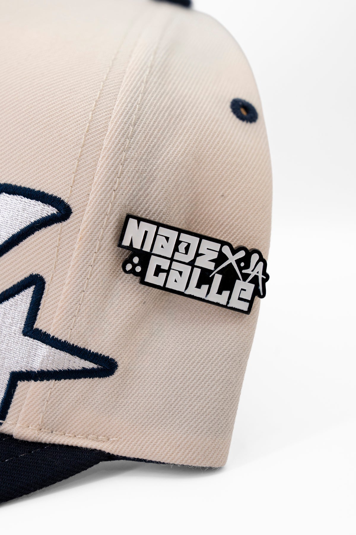 Set de 2 Gorras + 1 Pin de Regalo