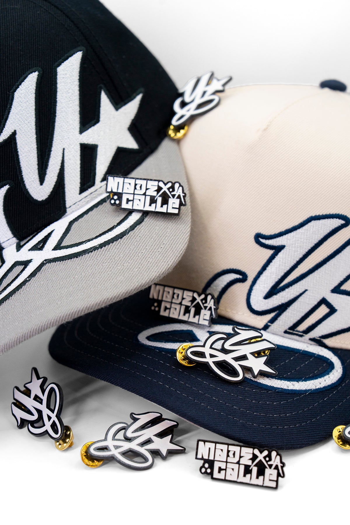 Set de 2 Gorras + 1 Pin de Regalo