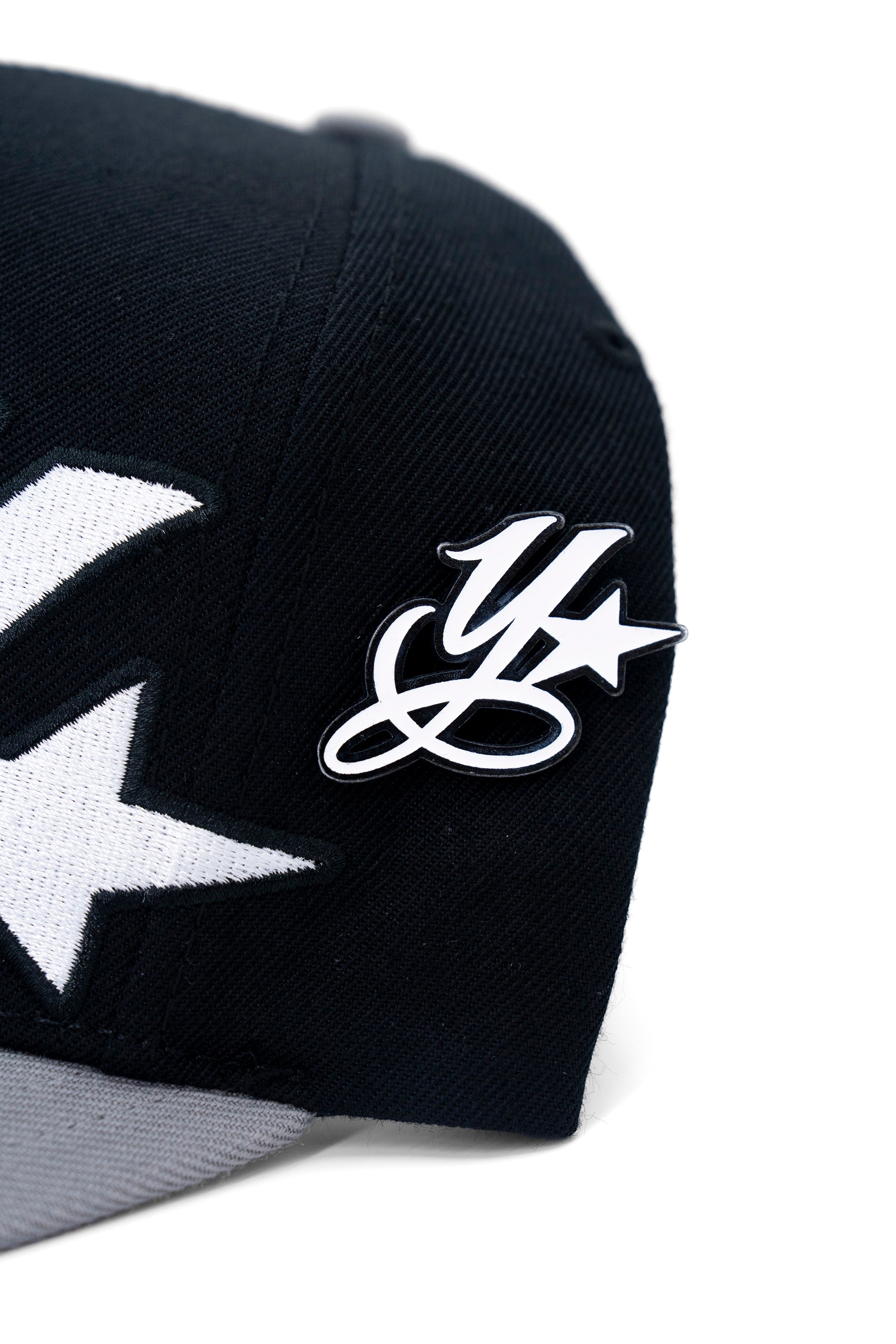 Set de 2 Gorras + 1 Pin de Regalo