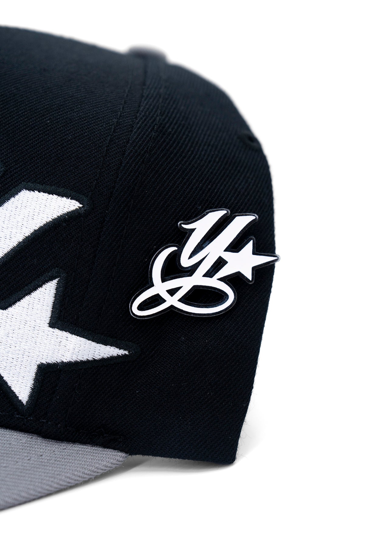 Set de 2 Gorras + 1 Pin de Regalo