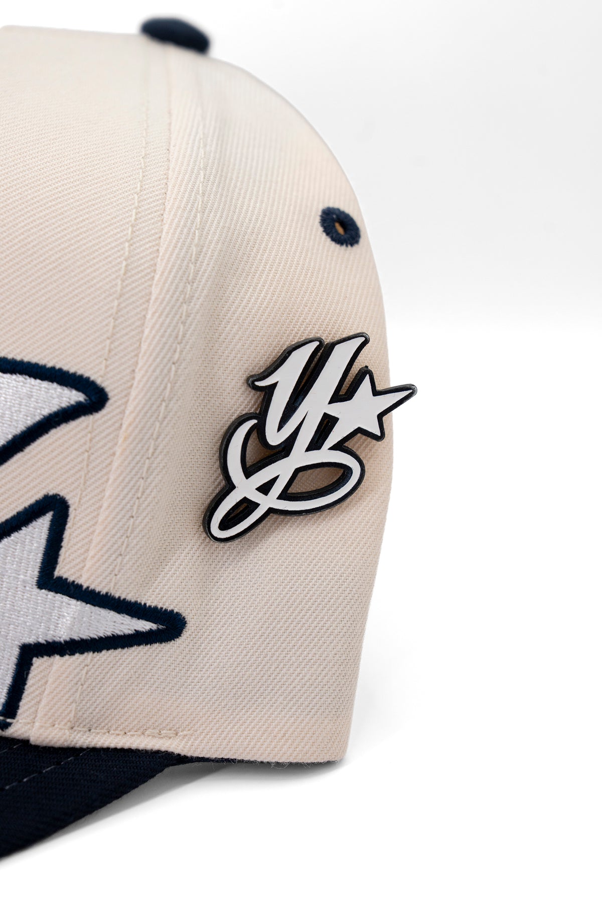 Set de 2 Gorras + 1 Pin de Regalo